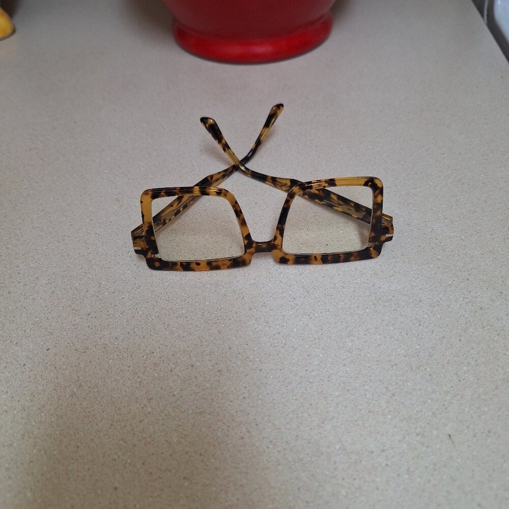 READING GLASSES.